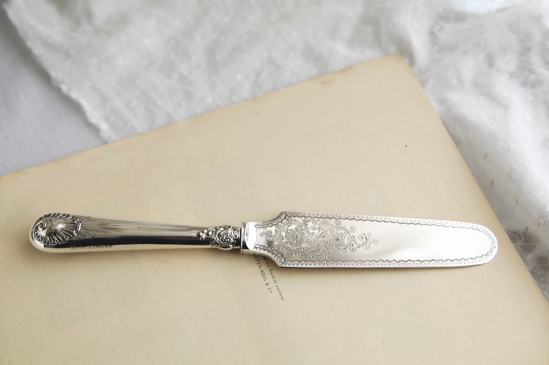 花のエングレーヴィングのケーキサーバー　walker and hall イギリス アンティークストリュフ