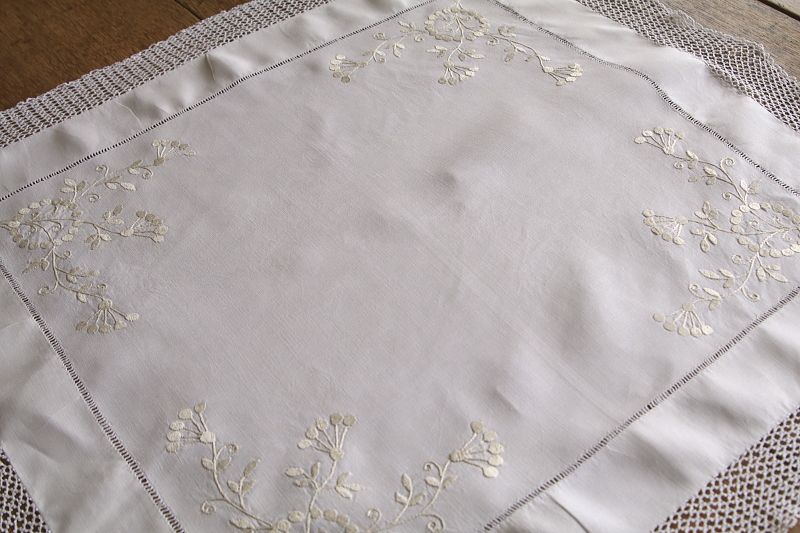 花の刺繍のティークロス　イギリス　アンティークストリュフ