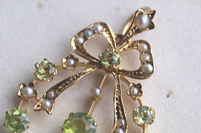 アンティークパールペンダントネックレス　ペリドット　リボンリース　マリーアントワネット　ルイ16世様式　ベルエポック　エドワーディアンジュエリー　イギリス　アンティークストリュフ