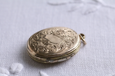 ゴールドフロントアンドバック　ロケットペンダント　ハンドエングレービング　イギリス　アンティークストリュフ