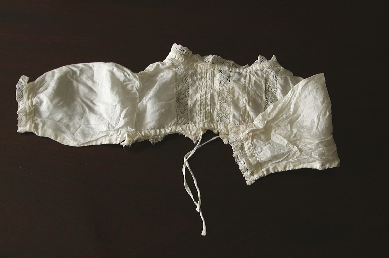 小さなシルクベビードレス　イギリス　アンティークストリュフ