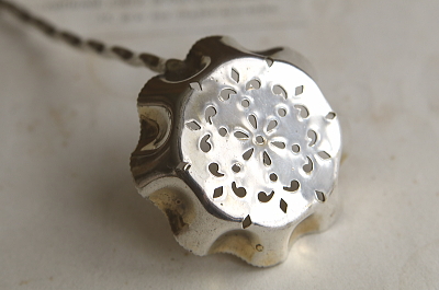 小花のシュガーシフタースプーン　イギリス　アンティークストリュフ