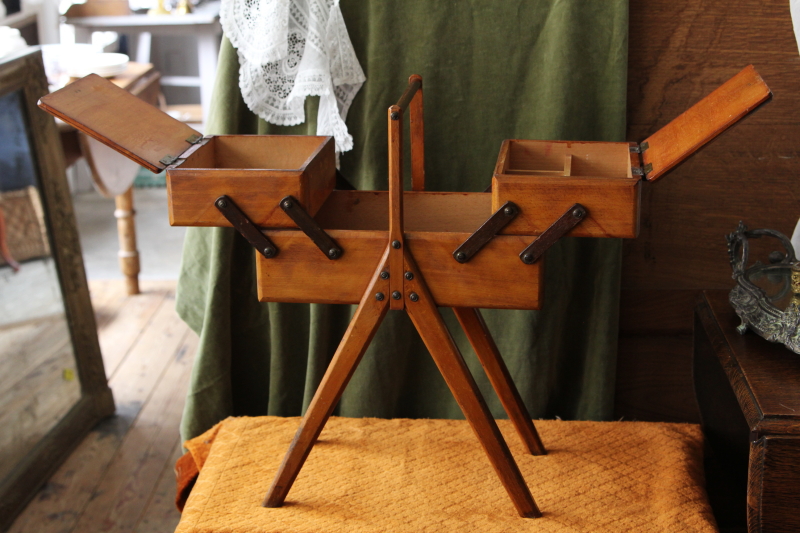 アンティークソーイングボックス　花模様　脚付き　イギリス