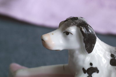 イングリッシュ・ポインターの着彩白磁像　ドイツ　アンティークストリュフ