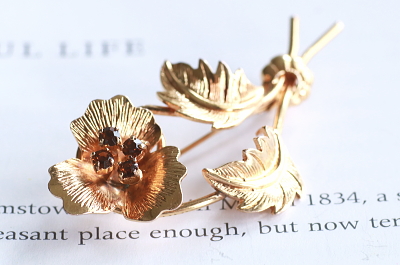 ゴールドプレートフラワーブローチ　アンバーガラス　ヨーロッパ　アンティークストリュフ