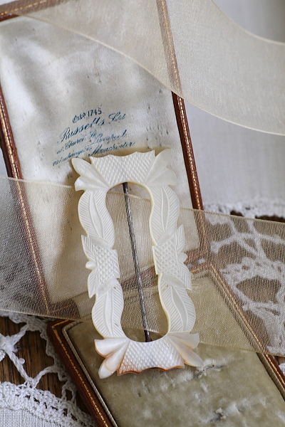 マザーオブパールバックル　ヴィクトリアン イギリス　アンティークストリュフ 20250723