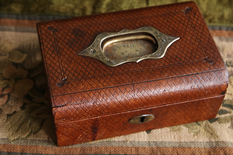 花のエングレービング　レザージュエリーボックス　イギリス アンティークストリュフ