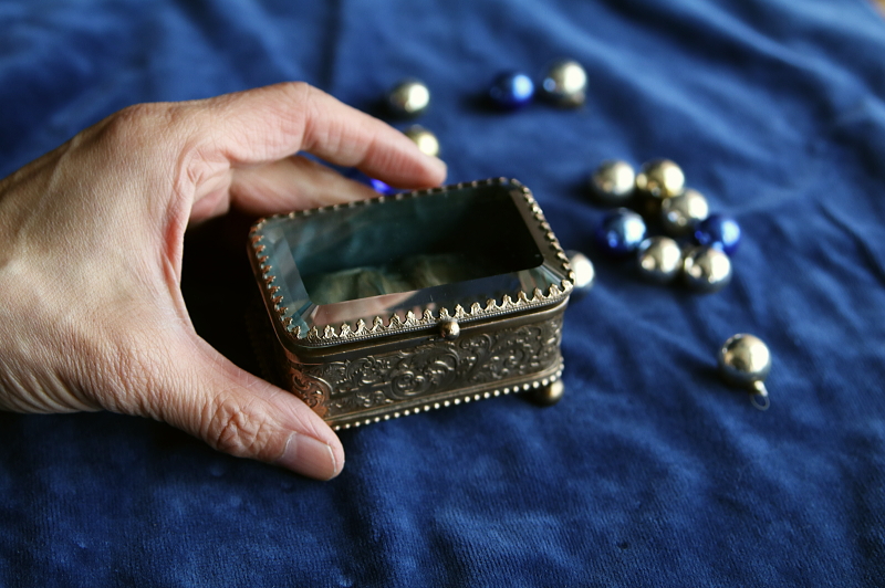 ガラスの蓋のジュエリーボックス　フランス アンティークストリュフ