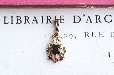 ヴィンテージガーネットペンダント　イギリス　アンティークストリュフ　 20251218