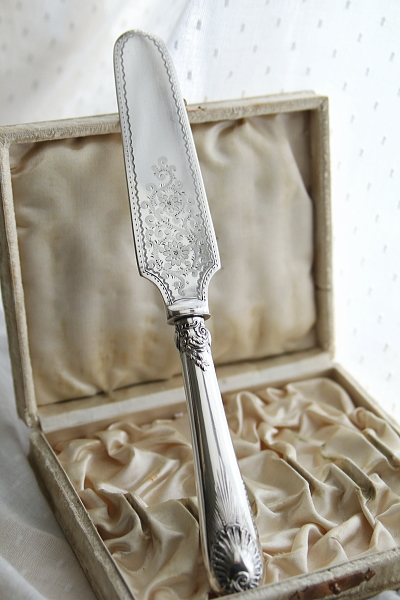 花のエングレーヴィングのケーキサーバー　walker and hall イギリス アンティークストリュフ 20260106