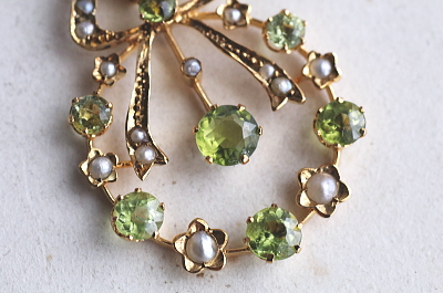 アンティークパールペンダントネックレス　ペリドット　リボンリース　マリーアントワネット　ルイ16世様式　ベルエポック　エドワーディアンジュエリー　イギリス　アンティークストリュフ
