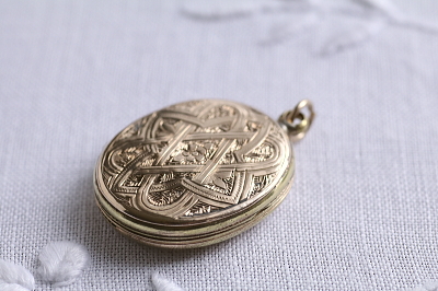 ゴールドフロントアンドバック　ロケットペンダント　ハンドエングレービング　イギリス　アンティークストリュフ