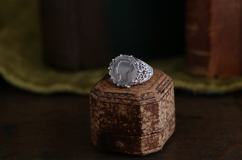 ヴィクトリア女王3ペンス銀貨シルバーリング　イギリス　アンティークストリュフ