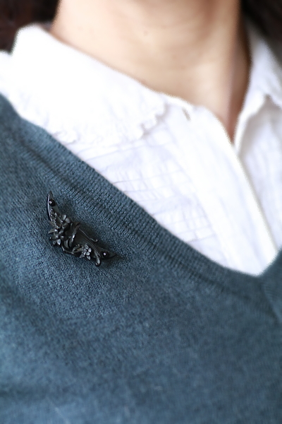 ヴィクトリアンヴォルカナイトブローチ　三日月　フラワーベース　イギリス　アンティークストリュフ