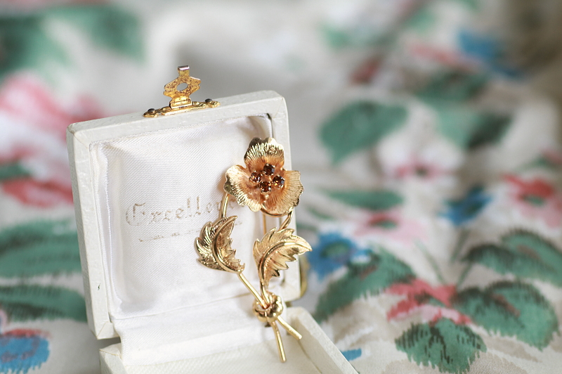 ゴールドプレートフラワーブローチ　アンバーガラス　ヨーロッパ　アンティークストリュフ