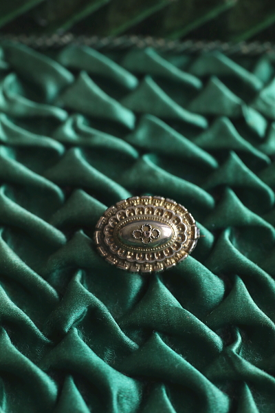 ヴィクトリアン　ホロウメタルブローチ　アンティークジュエリー　ヴィンテージアクセサリー　イギリス　ヨーロッパ　アンティークストリュフ 20251211