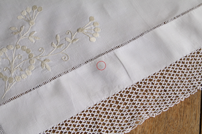 花の刺繍のティークロス　イギリス　アンティークストリュフ