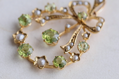 アンティークパールペンダントネックレス　ペリドット　リボンリース　マリーアントワネット　ルイ16世様式　ベルエポック　エドワーディアンジュエリー　イギリス　アンティークストリュフ