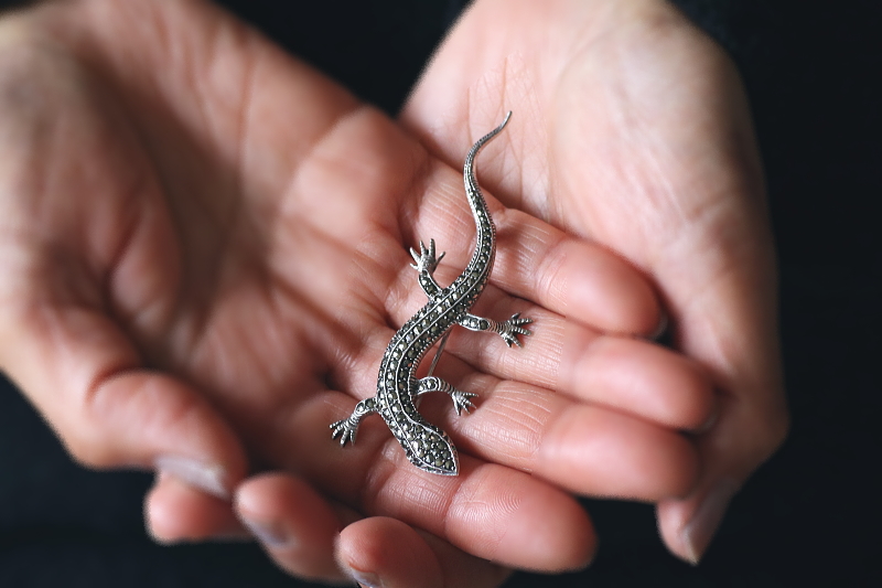 マーカサイトアンドシルバーリザードブローチ　グリーンアイズ　ヨーロッパ　アンティークストリュフ