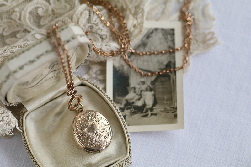 ゴールドフロントアンドバック　ロケットペンダント　ハンドエングレービング　イギリス　アンティークストリュフ