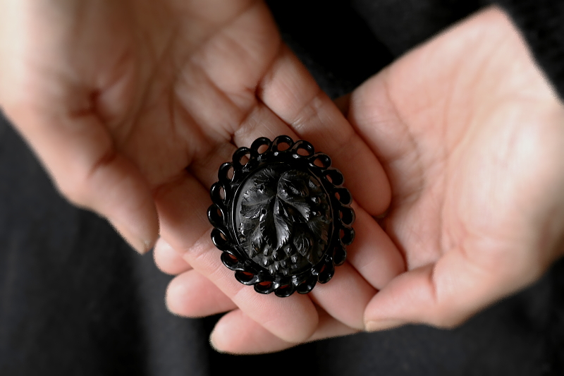 葡萄のジェットブローチ　ヴィクトリアン　イギリス　アンティークストリュフ