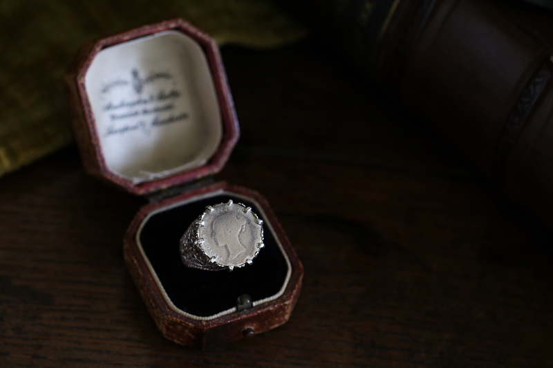 ヴィクトリア女王3ペンス銀貨シルバーリング　イギリス　アンティークストリュフ