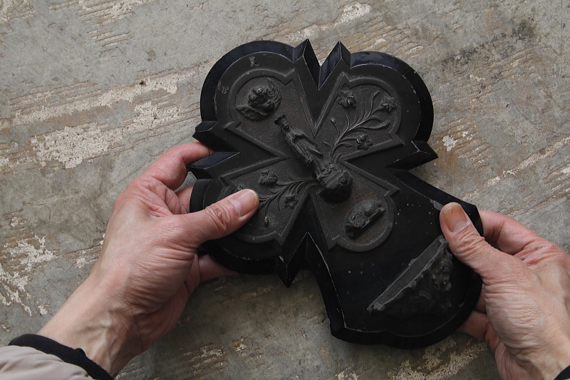 石の十字架の聖水盤　フランス　アンティークストリュフ