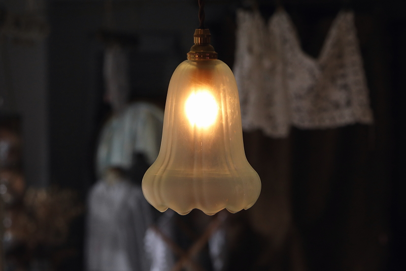 フロストブルーグラスのペンダントランプ　イギリス　アンティークストリュフ