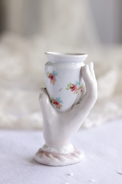 アンティークポーセリンポージーベース　手のモチーフ　貴婦人の手　ヨーロッパ