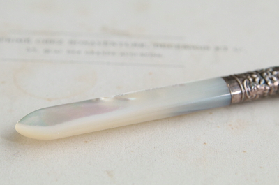 マザーオブパールハンドルペーパーナイフ　イギリス　アンティークストリュフ