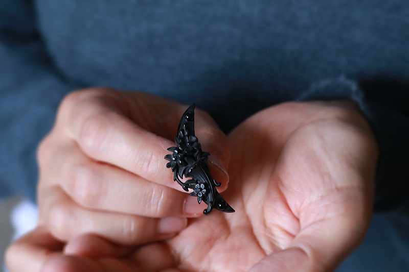 ヴィクトリアンヴォルカナイトブローチ　三日月　フラワーベース　イギリス　アンティークストリュフ