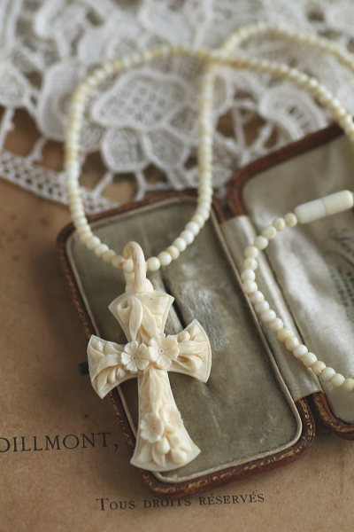 アイボリーフラワークロスペンダント　花十字　フランス アンティークストリュフ 20250925