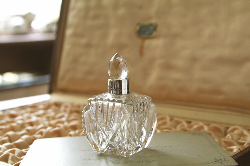 銀巻きのカットガラスパフュームボトル　イギリス アンティークストリュフ