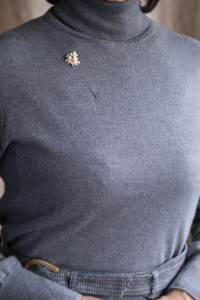 カーブドボーンピンブローチ　薔薇と勿忘草　ヨーロッパ アンティークストリュフ