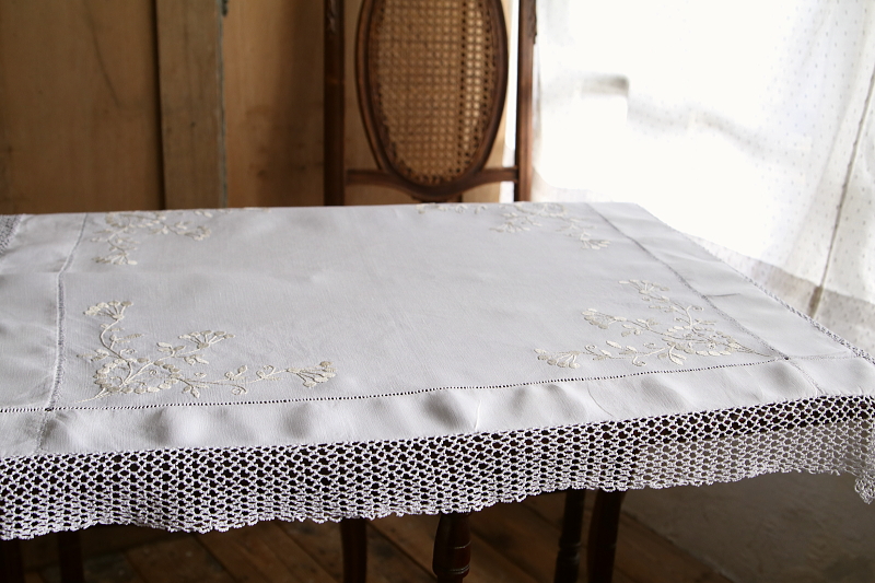 花の刺繍のティークロス　イギリス　アンティークストリュフ