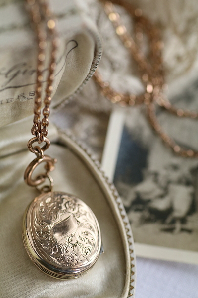 ゴールドフロントアンドバック　ロケットペンダント　ハンドエングレービング　イギリス　アンティークストリュフ 20260203