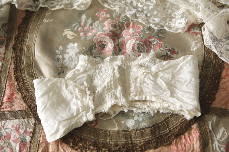 小さなシルクベビードレス　イギリス　アンティークストリュフ