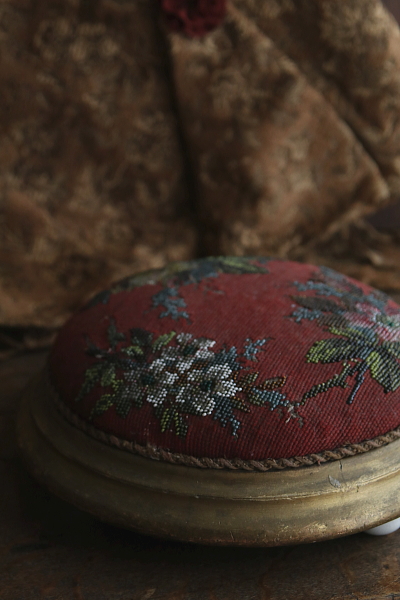 ビーズワークと刺繍のオットマン　ヴィクトリアン　イギリス　アンティークストリュフ 202602011