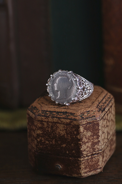 ヴィクトリア女王3ペンス銀貨シルバーリング　イギリス　アンティークストリュフ