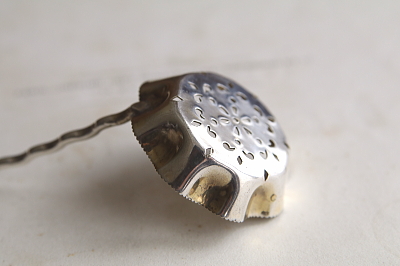 小花のシュガーシフタースプーン　イギリス　アンティークストリュフ