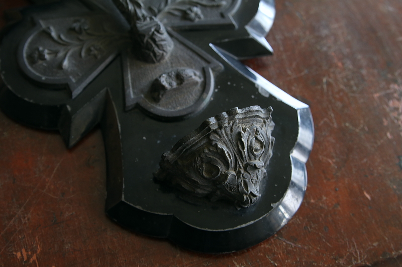 石の十字架の聖水盤　フランス　アンティークストリュフ