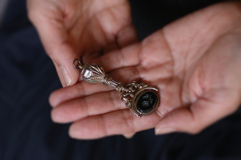 薔薇と百合紋フォブシール　ヨーロッパ　アンティークストリュフ