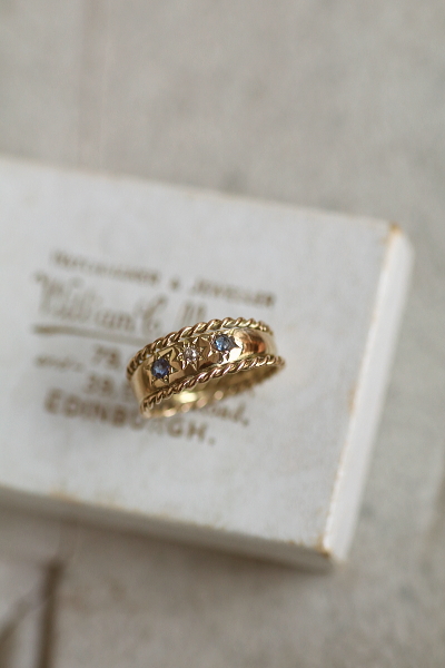 ダイヤアンドブルーサファイア　ロープエッジジプシーリング　イギリス　アンティークストリュフ 20260408