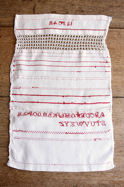 刺繍のリネンサンプラー　イギリス　アンティークストリュフ