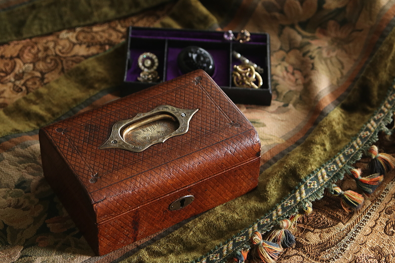 花のエングレービング　レザージュエリーボックス　イギリス アンティークストリュフ