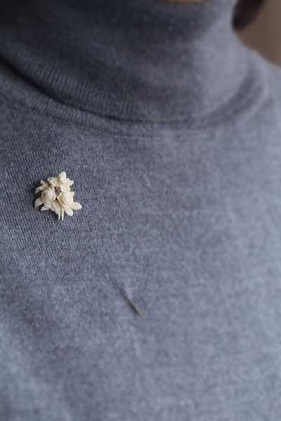 カーブドボーンピンブローチ　薔薇と勿忘草　ヨーロッパ アンティークストリュフ