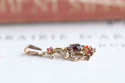 ヴィンテージガーネットペンダント　イギリス　アンティークストリュフ　 20251218