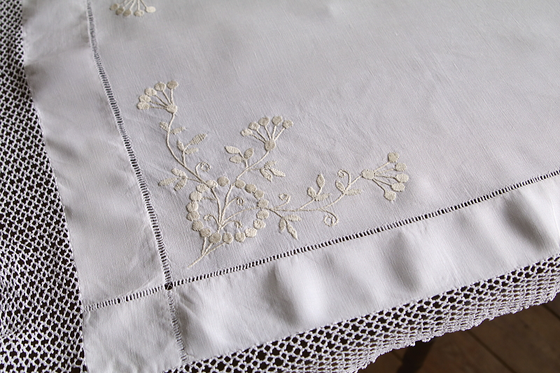 花の刺繍のティークロス　イギリス　アンティークストリュフ