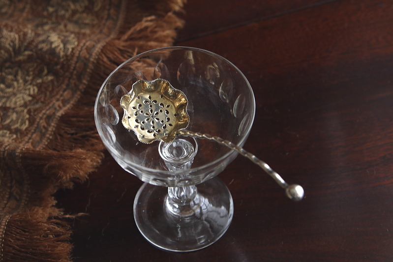 小花のシュガーシフタースプーン　イギリス　アンティークストリュフ