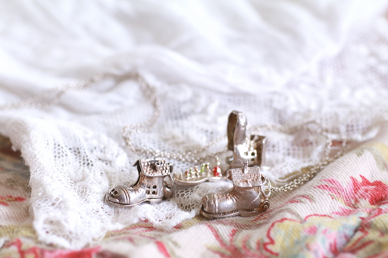 靴の家のシルバーチャーム　ヴィンテージ　イギリス　アンティークストリュフ